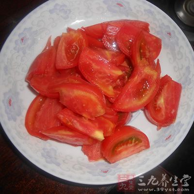 西红柿在煸炒时一定要煸炒出红油，这样西红柿才能入味更好吃