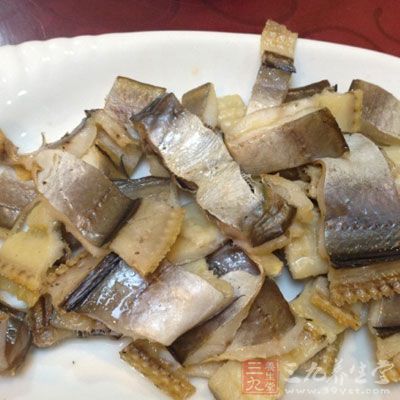 鰻魚干切塊。肉切塊