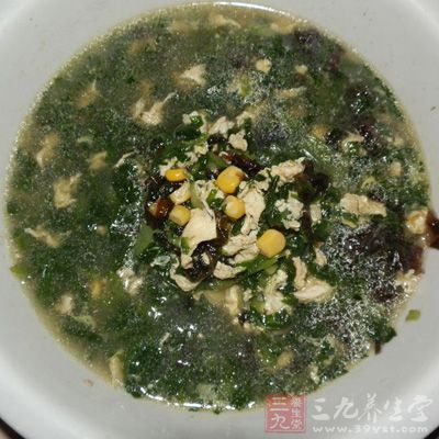 锅中另加水，放入鸡汤，凉水各适量，放盐﹑料酒