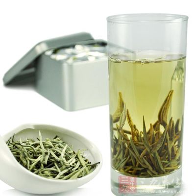 白茶性阴冷，因而秋季常饮用白茶可收到退热、降火的功效