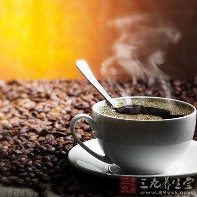 咖啡因會(huì)增加激素，刺激腎上腺分泌產(chǎn)生應(yīng)激激素