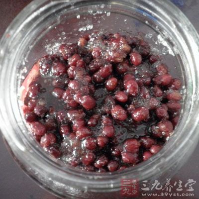 就等到水煮熟5分钟后，再将红豆焖上一小时