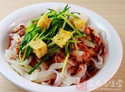 凉皮多是利用大米、小麦、豆类等原料中所含的蛋白质制成