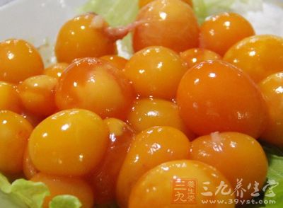 蛋黄是宝宝辅食里的重要一项,宝宝从四个月开始,就可以尝试吃蛋黄了 蛋黄是宝宝辅食里的重要一项,宝宝从四个月开始,就可以尝试吃蛋黄了