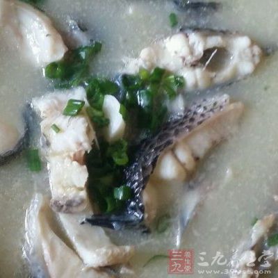 十五分钟后，加入嫩豆腐块继续炖5分钟