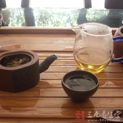 绿茶性寒，适合体质偏热、胃火旺、精力充沛的人饮用