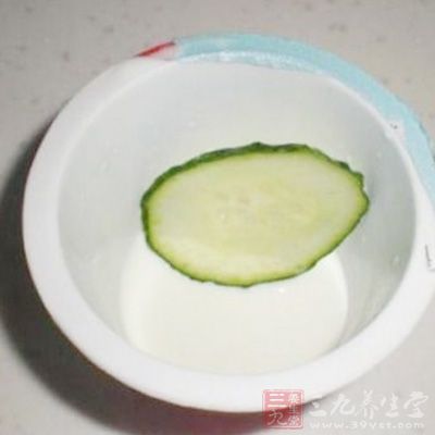 晒后美白修复小偏方第2招：牛奶黄瓜