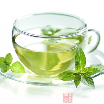 绿茶含有大量的氟(其它茶类也有)，可以和牙齿中的磷灰石结合