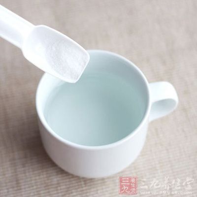 饭后用淡盐水漱口，能杀菌消炎;或用鲜芦根泡水喝