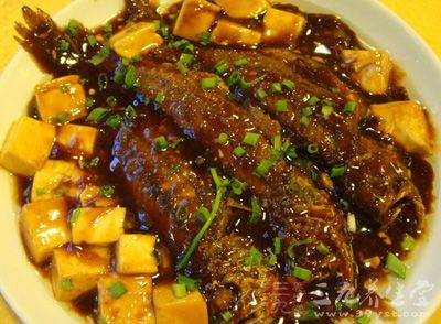 小黄鱼炖豆腐是一道鱼肉鲜嫩，风味独特的美食
