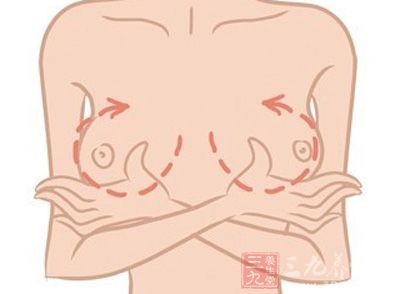 小云隐隐觉察胸部有点不对劲,在洗澡时她仔细检查了下,感觉两侧乳房摸