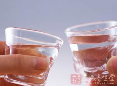 一旦过量饮酒，必然会加重口臭