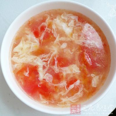 用湯勺舀一湯匙冷水，均勻的分散淋入面粉內(nèi)