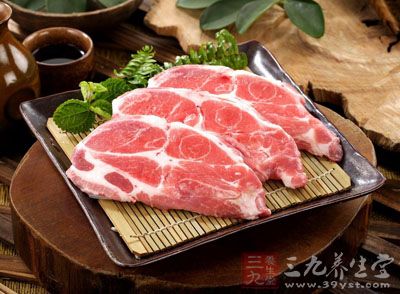 先将肉切成片状备用