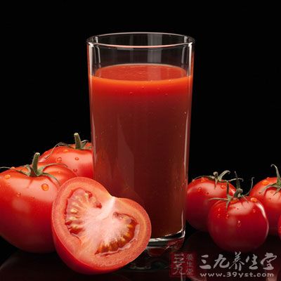 选用新鲜的西红柿，将西红柿榨汁