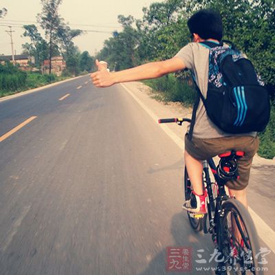 练习动感单车时，上装建议选择排汗快的无袖吊带衫