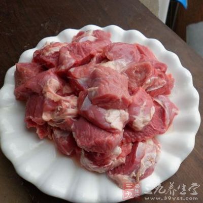 将牛肉切成大块