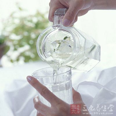 在男人運(yùn)動(dòng)的過(guò)程中，水是必須要為他準(zhǔn)備的