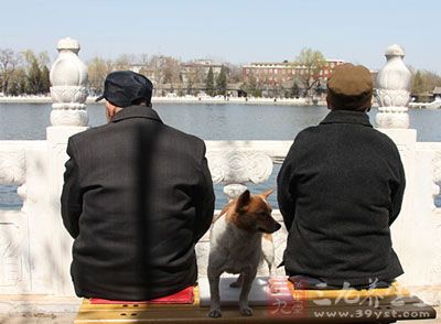 中年人尽量不要总是呆在光线暗的地方，每次喝水也不要一次性喝那么多，这是因为呆着暗的地方时间太长或者一次喝太多的水的话