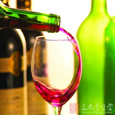过量饮酒会降低肝脏净化血液的能力，导致体内毒素增加