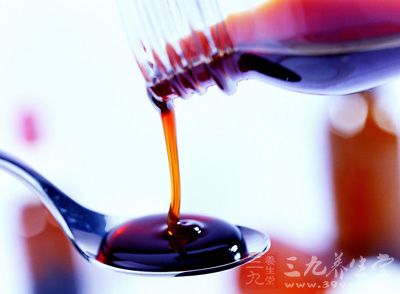 酱油的主要原料是大豆，大豆及其制品因富含硒等矿物质而有防癌的效果