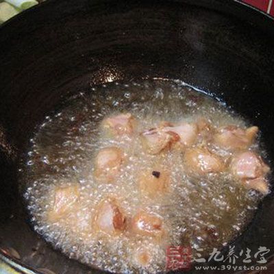 倒入过开水后的鸽肉块翻炒