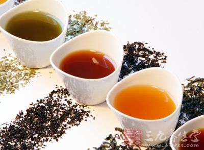 早起后空腹飲濃茶會(huì)沖淡胃酸