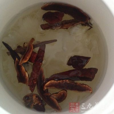 取灵芝(整芝)切片后加清水，放置文火中炖煮2小时，取其汁加入蜂蜜即可饮用