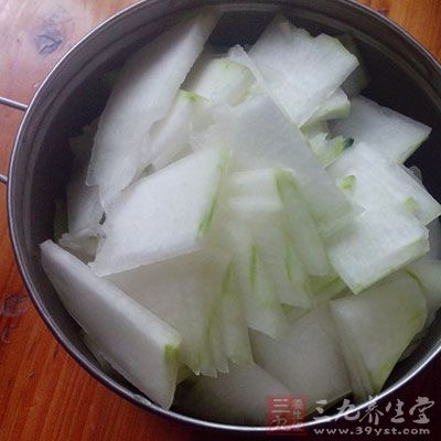 冬瓜切小方丁块备用