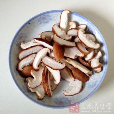 新鲜香菇5个，切片