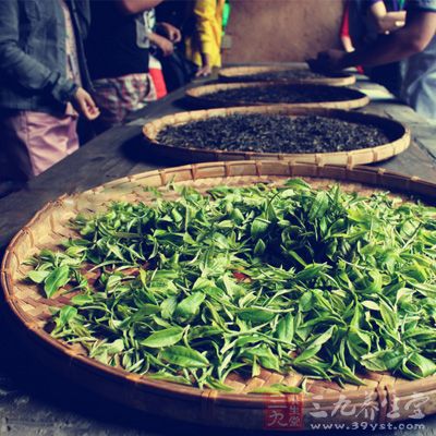 若此时喝茶，茶叶中高达50%的鞣酸会妨碍肠粘膜对铁质的吸收