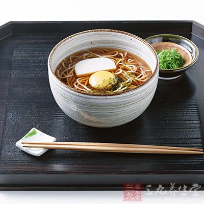 腰間盤突出患者飲食以自我感覺無不適，飲食內容以低渣、溫和、易消化為原則