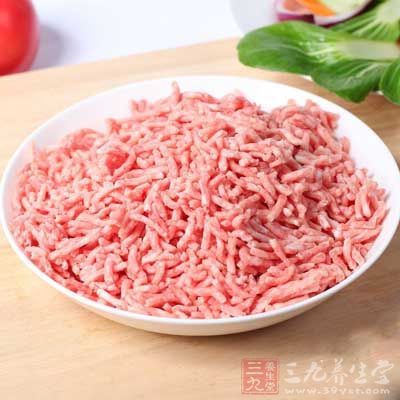 猪肉馅再剁细，连同调味料一起加入切碎的大白菜中调匀成馅料