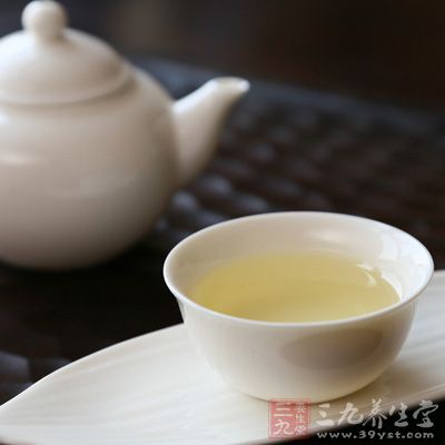 若大量饮茶或饮用过浓的茶，会影响钙、铁、锌等营养元素的吸收