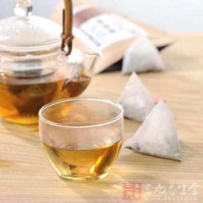 茶中含有高浓度的鞣酸会被粘膜给吸收，进而影响乳腺的血液循环