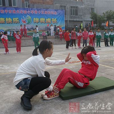 俯卧在地上，两手两脚打开与肩同宽