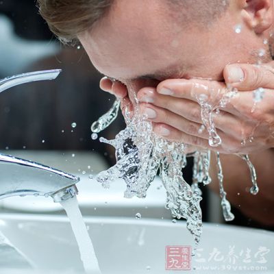 给肌肤补充水分，达到水油平衡