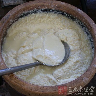 豆腐花凝结约15分钟内，用勺子轻轻舀进已铺好包布的木托盆(或其它容器)里