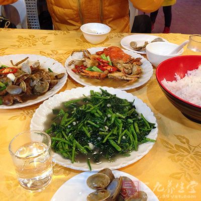 预防脂肪肝切忌暴饮暴食