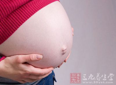 女性孕期和哺乳期，乳房都会比较丰满、坚挺