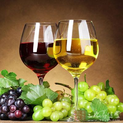 葡萄酒可以提高人体有益胆固醇的含量