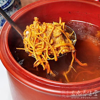 瘦肉切成丝，用红薯粉、料酒、盐、生抽、蚝油、胡椒粉腌15分钟