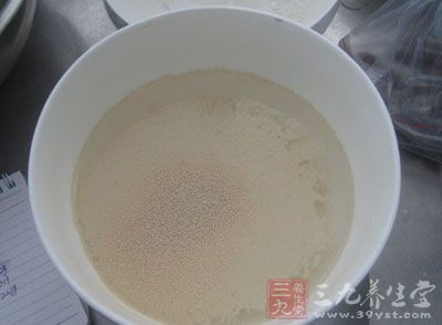 把酵母倒进小碗中用清水溶解掉，并用筷子搅拌均匀，为了下步和入面粉...<a href=
