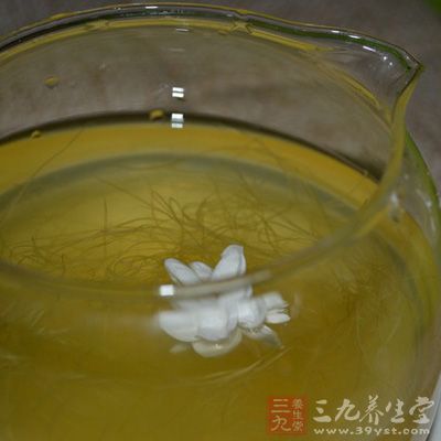 鲜玉米须100克，加入适量的水，煎煮1小时滤出药汁