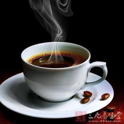 忌睡前飲濃茶、喝咖啡：濃茶、咖啡屬刺激性飲料