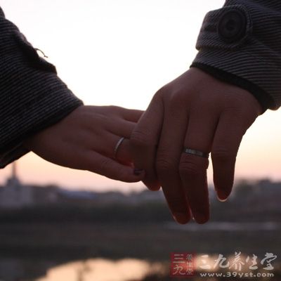 跟媽媽是有血濃于水的親情.跟婆婆沒有這層血緣關系