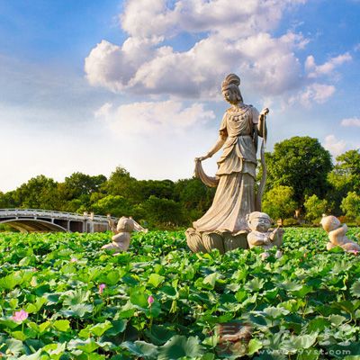 玄武湖古名桑泊，已有一千五百多年的历史