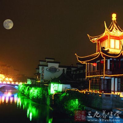 秦淮河夫子庙区域因靠近水流，雨季较为潮湿