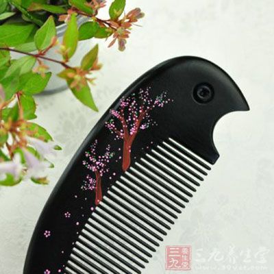 将梳子浸入水中片刻,等静电消除之后 将梳子浸入水中片刻,等静电消除之后