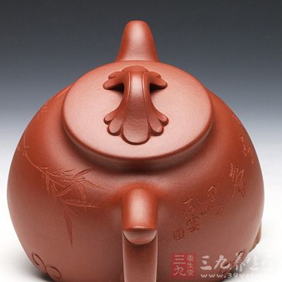 泥性:底槽青由于产于紫砂底层,质地特纯,泥质细腻、成色稳重 泥性:底槽青由于产于紫砂底层,质地特纯,泥质细腻、成色稳重